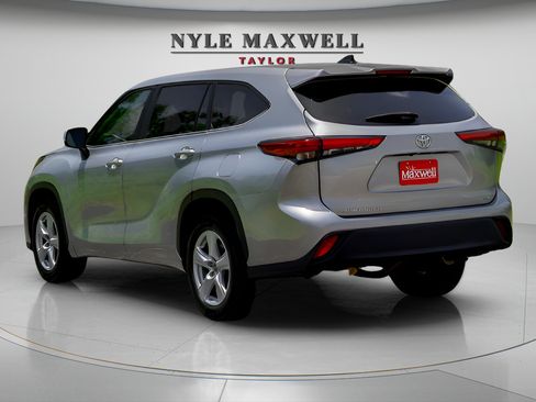 Used 2023 Toyota Highlander LE FWD image 9