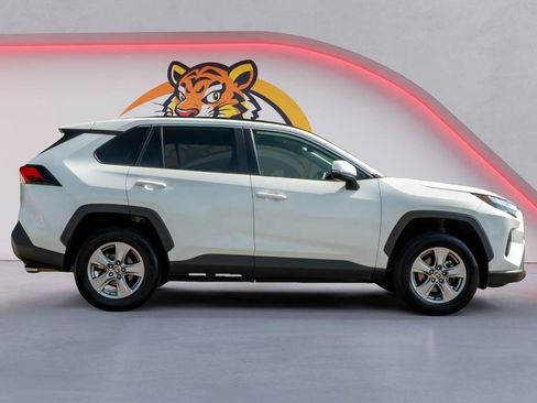 Used 2025 Toyota RAV4 XLE AWD/4WD image 4