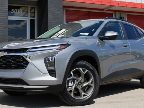 Used 2025 Chevrolet Trax LT w/ LT Convenience Package FWD image 7