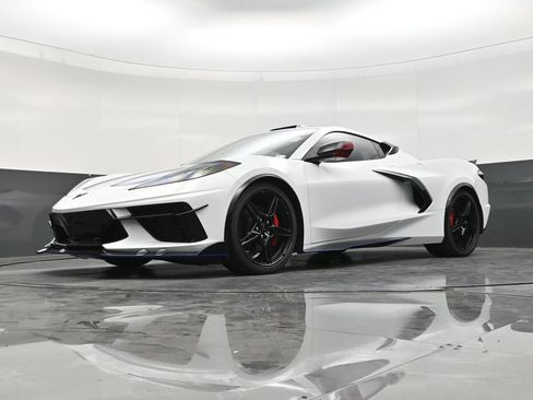 Used 2025 Chevrolet Corvette Stingray Coupe w/ 1LT RWD image 19