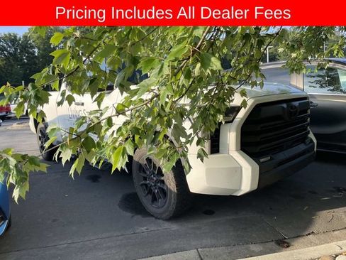 Used 2022 Toyota Tundra SR5 w/ SR5 Convenience Package AWD/4WD image 11
