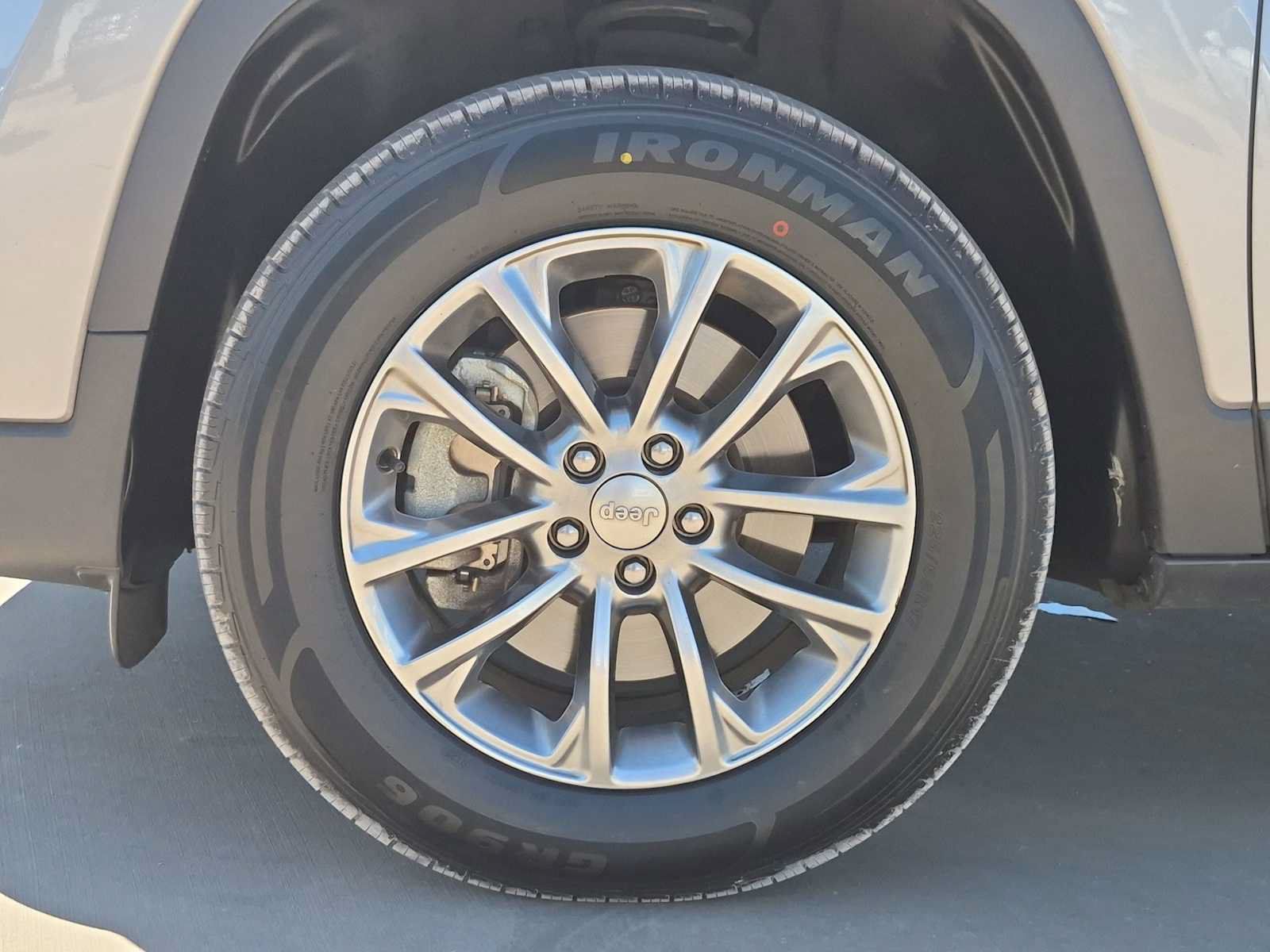 Used 2019 Jeep Cherokee Latitude Plus w/ Cold Weather Group AWD/4WD image 13