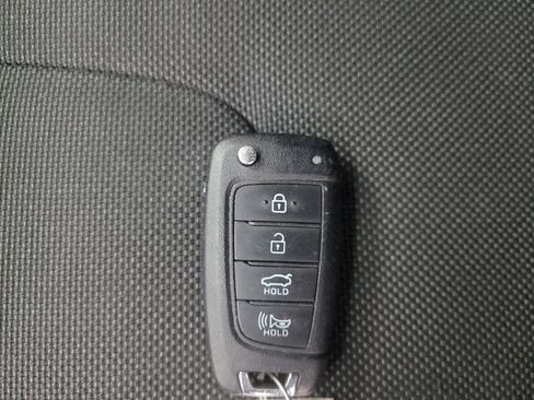 Used 2025 Hyundai Elantra SE image 32