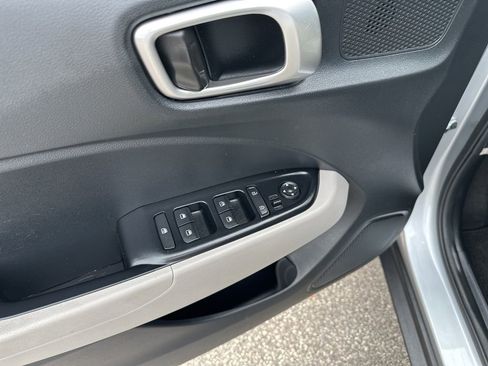 Used 2022 Hyundai Venue SEL FWD image 13
