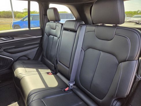 New 2026 Jeep Grand Cherokee Limited RWD image 22