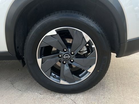 Used 2025 Nissan Rogue SV FWD image 9