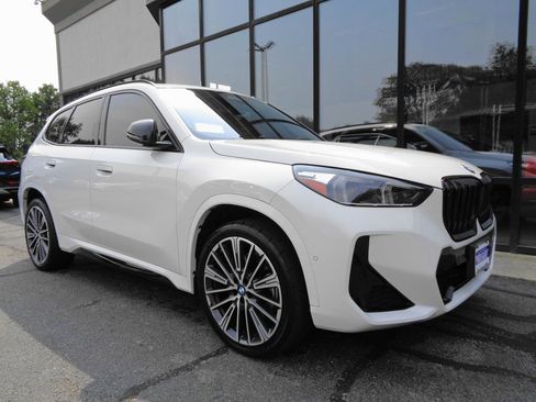 Used 2023 BMW X1 xDrive28i w/ M Sport Package AWD/4WD image 3