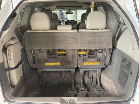Used 2014 Toyota Sienna XLE FWD image 28