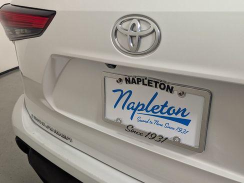 Used 2023 Toyota Highlander LE FWD image 8