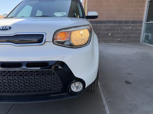 Used 2016 Kia Soul + image 11