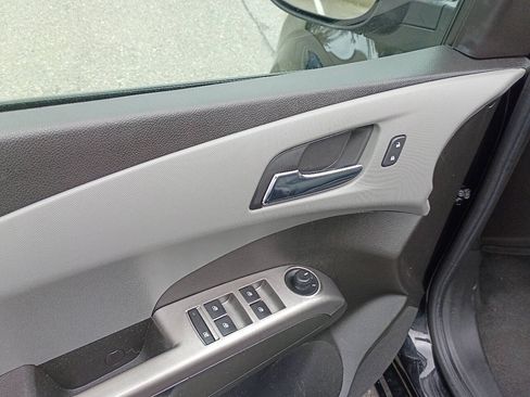 Used 2018 Chevrolet Sonic Premier FWD image 20