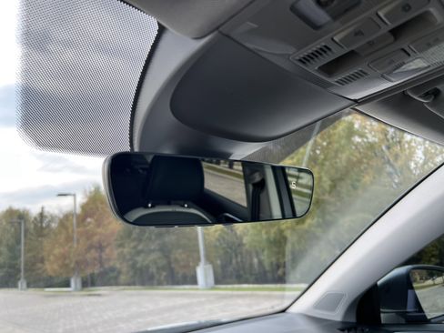 Certified 2025 Volkswagen Taos SE image 25