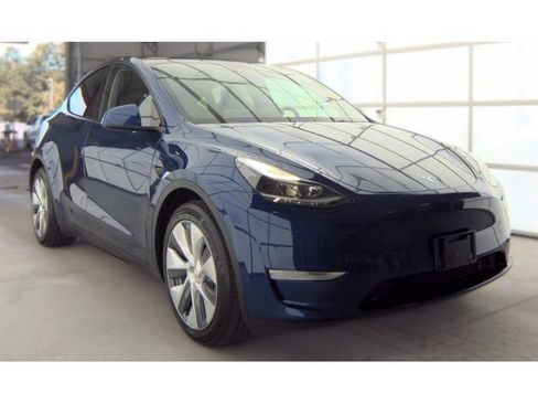 Used 2024 Tesla Model Y Long Range AWD/4WD image 2
