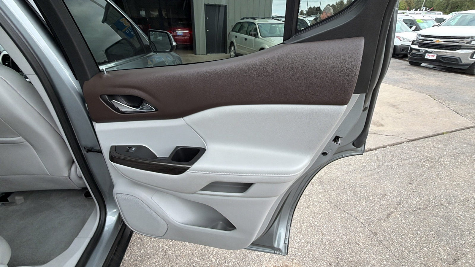 Used 2023 GMC Acadia SLT AWD/4WD image 18