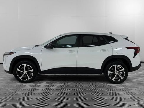 Used 2024 Chevrolet Trax RS FWD image 2