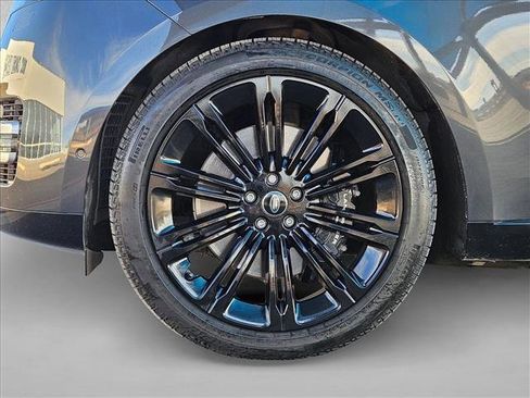 Used 2024 Land Rover Range Rover Long Wheelbase Autobiography image 28