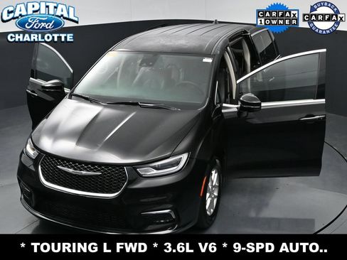 Used 2024 Chrysler Pacifica Touring-L FWD image 38