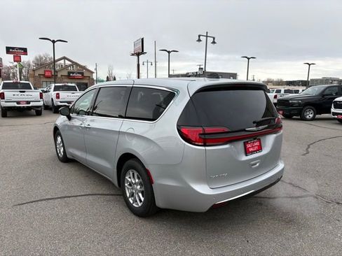 New 2026 Chrysler Pacifica Select image 3