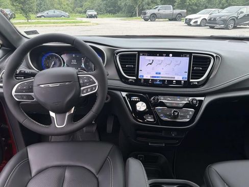 New 2027 Chrysler Pacifica Select AWD/4WD image 2