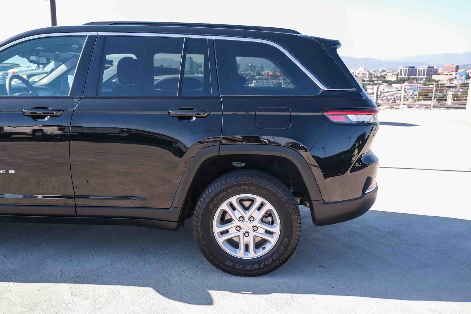 Used 2024 Jeep Grand Cherokee Laredo RWD image 8