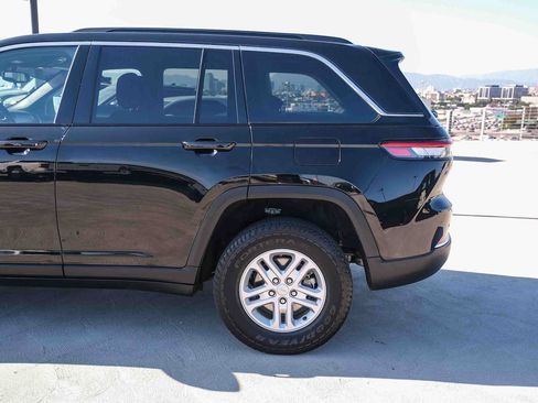 Used 2024 Jeep Grand Cherokee Laredo RWD image 8