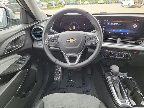 Used 2025 Chevrolet Trax LT w/ LT Convenience Package FWD image 12