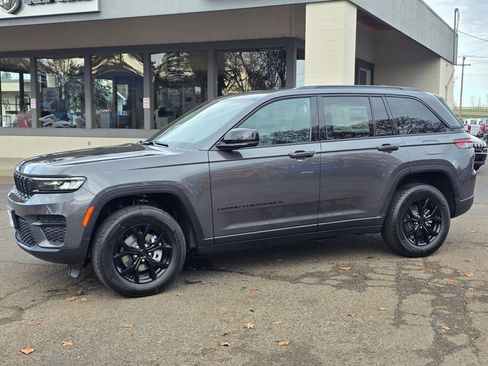 New 2025 Jeep Grand Cherokee Altitude image 38
