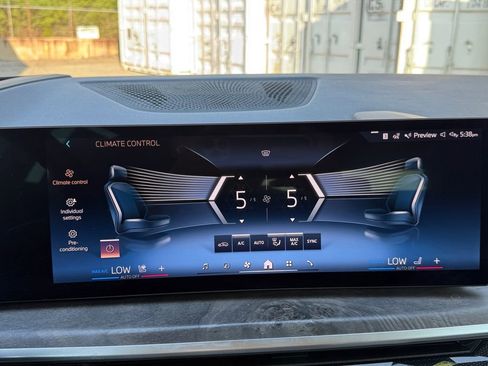 Used 2024 BMW X7 xDrive40i w/ Parking Assistance Package AWD/4WD image 16
