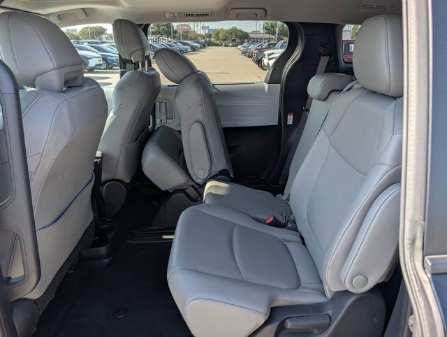 Used 2025 Toyota Sienna XLE FWD image 27