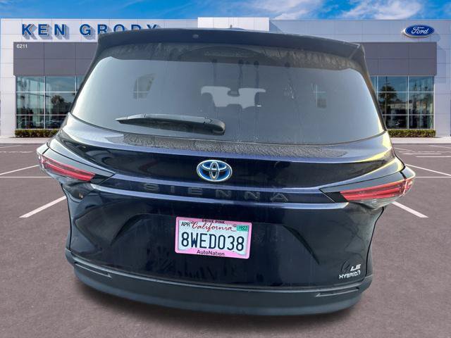 Used 2021 Toyota Sienna LE w/ LE Plus Package FWD image 6