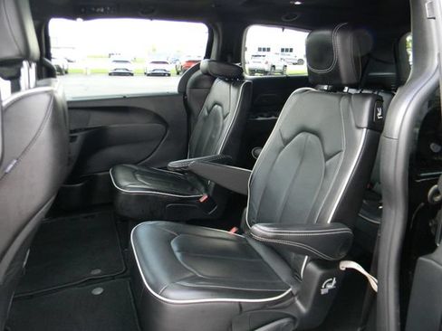 Used 2025 Chrysler Pacifica Limited FWD image 18
