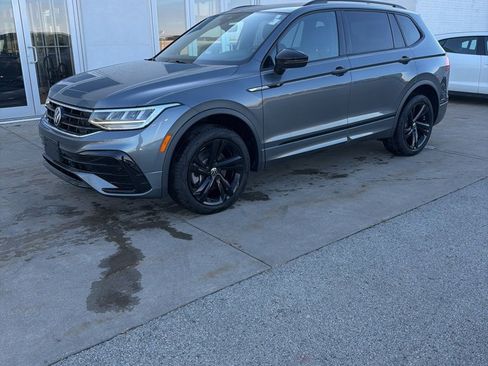 Certified 2024 Volkswagen Tiguan SE R-Line image 3