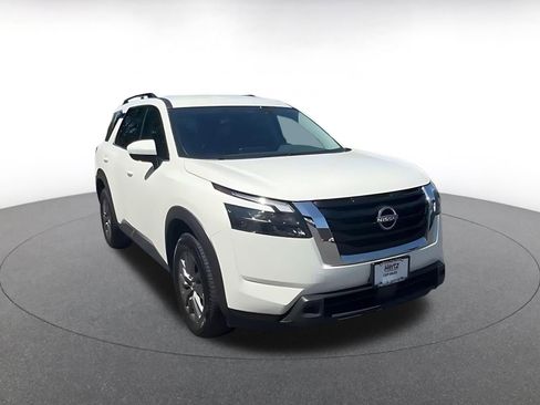 Used 2025 Nissan Pathfinder SV image 3