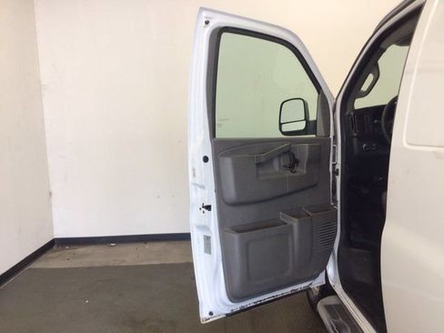 Used 2018 GMC Savana 2500 w/ Driver Convenience Package RWD image 7