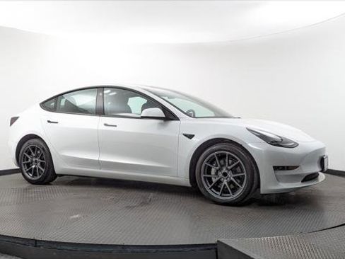 Used 2023 Tesla Model 3 Standard Range image 9