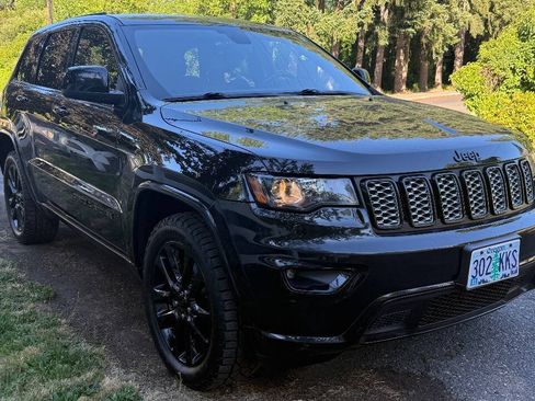 Used 2018 Jeep Grand Cherokee Altitude AWD/4WD image 32