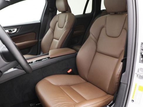 Used 2025 Volvo V60 B5 Cross Country Plus image 16