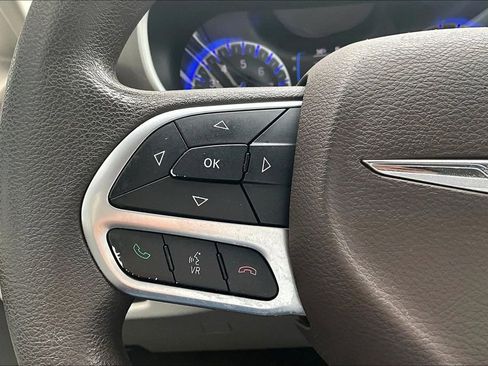 Used 2017 Chrysler Pacifica Touring image 11