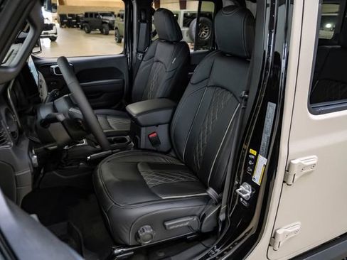 Used 2025 Jeep Gladiator Rubicon w/ Safety Group image 15