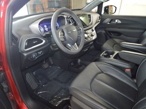 Used 2025 Chrysler Pacifica Select AWD/4WD image 27