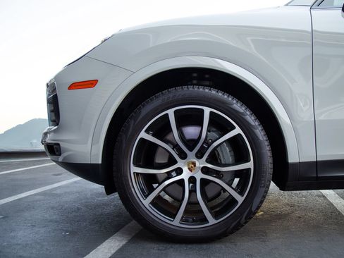 Certified 2023 Porsche Cayenne S Platinum AWD/4WD image 11