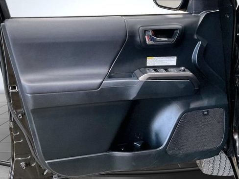 Used 2017 Toyota Tacoma TRD Off-Road AWD/4WD image 25