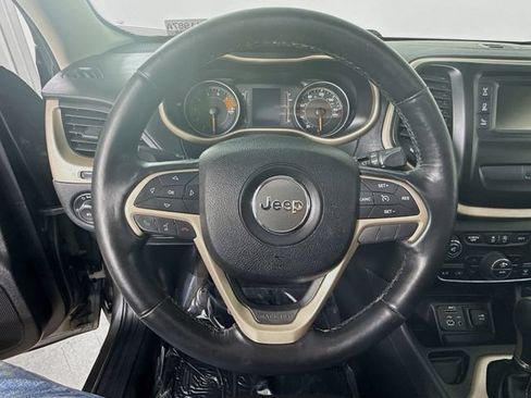 Used 2016 Jeep Cherokee Latitude w/ Comfort/Convenience Group FWD image 11