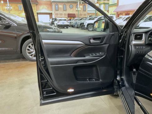 Used 2019 Toyota Highlander XLE w/ Protection Package #3 image 9