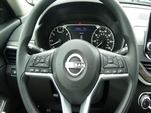 Used 2025 Nissan Altima 2.5 SV image 19