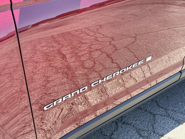 Used 2024 Jeep Grand Cherokee Limited w/ Luxury Tech Group II AWD/4WD image 11