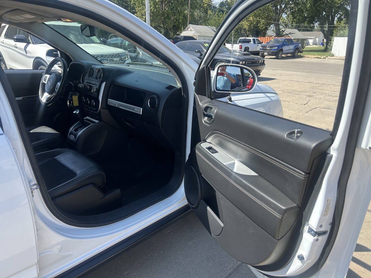 Used 2017 Jeep Compass Latitude FWD image 28