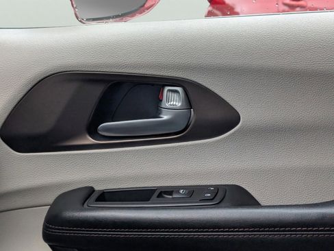 Used 2017 Chrysler Pacifica Touring-L image 44