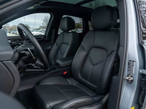 Certified 2025 Porsche Macan image 5