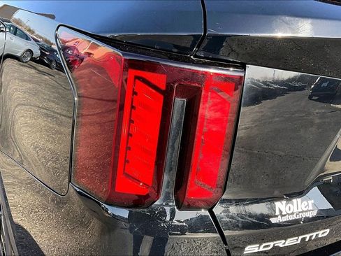 Used 2024 Kia Sorento S image 31